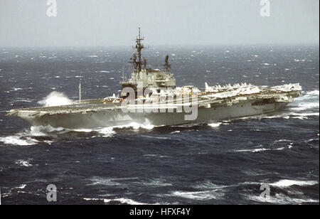 Una porta vista di prua della portaerei USS Midway (CV-41) in corso in mare mosso. USS Midway (CV-41) in mare mosso 1987 Foto Stock