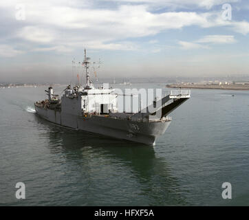 Un' antenna per tre quarti prua dritta vista del Navy US (USN) Newport serbatoio classe sbarco nave USS PEORIA (LST 1183) in corso inserendo l'Oceano Pacifico dalla Baia di San Diego, con Naval Air Station North Island (NASNI) (a destra) e Point Loma in background. USS Peoria (LST-1183) stbd antenna vista di prua Foto Stock