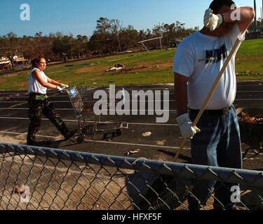 051022-N-3729H-014 Pass Christian, Miss. (Ott. 22, 2005) Ð U.S. Navy Aviation BoatswainÕs Mate Eric Labrecque, destra e Airman Shelly Ahearn, entrambi assegnati alla Nimitz-class portaerei USS John C. Stennis CVN (74), spostare i detriti per pulire la pista a Pass Christian High School, che era stata danneggiata da un uragano Katrina. Velisti assegnati a Stennis hanno volontariamente per unirsi con la Stennis Space Center vicino a Biloxi Miss., per fornire sollievo lavorare lungo la martoriata costa del Golfo dopo l uragano Katrina. Stati Uniti Navy foto di PhotographerÕs Mate 3° di classe Jon Hyde (rilasciato) Navy US 051022-N-37 Foto Stock