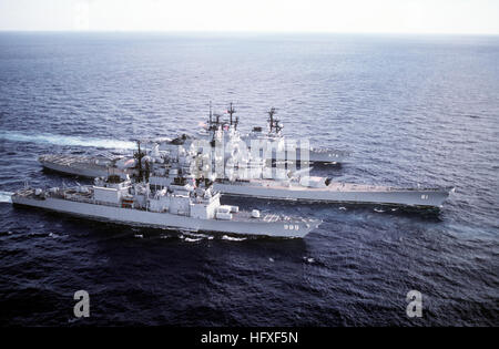 Un' antenna dritta vista di prua del cacciatorpediniere USS DEYO (DD-989), inferiore, la Corazzata USS IOWA (BB-61), centro e il cacciatorpediniere COMPTE DE GRASSE (DD-974) in corso. USS Iowa USS Deyo e USS Comte de Grasse Foto Stock