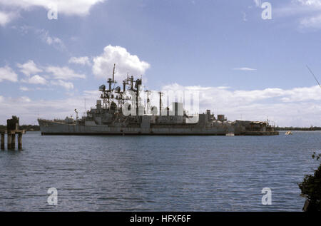 Diverse navi della US Navy, tra cui la USS Somers (DDG-34), la USS Morton (DD-948) e la USS Richard S. Edwards (DD-950), rimangono ancorate a Middle Loch vicino al punto di beckoning, indicando lo stato inattivo. Foto Stock