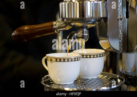 Expresso essendo realizzata da un barista in un bar a Londra, Ontario, Canada. Foto Stock