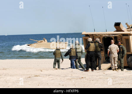 070501-N-7987M-529 Virginia Beach, Va. (1 maggio 2007) - Dipartimento della difesa personale guardare un combattimento Expeditionary veicolo (EFV) emergono dall'acqua sulla spiaggia di Naval Amphibious Base Little Creek. L'esercizio ha montrato le funzionalità del nuovo EFV, un concetto veicolo progettato per sostituire l'assalto anfibio veicolo (AAV) attualmente utilizzati dalle forze Marine. Stati Uniti Foto di Marina di Massa Specialista comunicazione marinaio Mandy McLaurin (rilasciato) Navy US 070501-N-7987M-529 per il Dipartimento della difesa personale guardare un combattimento Expeditionary veicolo (EFV) emergono dall'acqua sulla spiaggia di Foto Stock