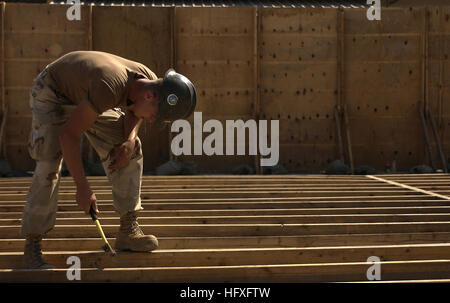 All'interno di un area cordoned, Constructionman Jaime Hernandez, Navale Mobile Battaglione di costruzione 3, martelli chiodi nei pannelli del pavimento, Camp Lemonier, Gibuti, nov. 8, 2005. I due nuovi edifici sarà usato per combinare e casa il compito comune di Force-Horn il futuro dell'Africa personale operativo, che attualmente sono separati in diversi lavori tende. (Rilasciato) (U.S. Air Force photo by Staff Sgt. Stacy L. Pearsall) Navy US 051108-F-7234P-048 all'interno di un area cordoned, U.S. Navy Constructionman Jaime Hernandez, assegnato alla Naval Mobile Battaglione di costruzione tre (NMCB-3), martelli chiodi nel floorboar Foto Stock