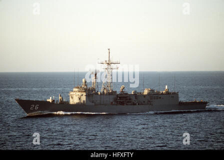 Una porta vista di prua del missile fregata USS GALLERY (FFG 26) in corso. USS Gallery (FFG-26) in corso nel Golfo Persico il 1 novembre 1987 Foto Stock