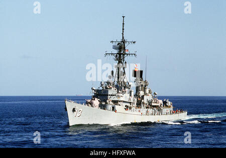 Una porta vista di prua del missile destroyer USS HOTEL (DDG-13) in corso. USS Hotel (DDG-13) Foto Stock