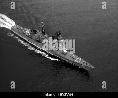 Un' antenna prua dritta vista laterale del Navy US (USN) Classe Spruance Destroyer USS ELLIOT (DD 967) in mare. USS Elliot (DD-967) antenna vista di prua con ASROC senza CIWS Foto Stock