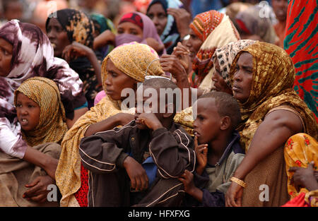 La gente del posto di aspettare di essere visto dagli Stati Uniti Militare di personale medico al di fuori del cancello del composto in gode, Etiopia, nov. 9, 2005. Militare il personale medico da Combined Joint Task Force-Horn dell Africa partecipano in una tre-giorni di medici azione civica programma chiamato onesto Eclipse, che fornirà aide a più di 2.000 etiopi. (U.S. Air Force photo by Staff Sgt. Stephen Schester) (rilasciato) Navy US 051109-F-8425S-149 locali di aspettare di essere visto dagli Stati Uniti Militare di personale medico al di fuori del cancello del composto in gode, Etiopia Foto Stock