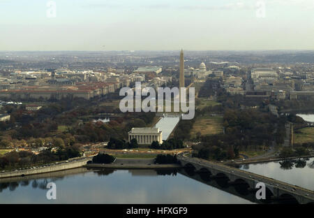 051128-N-2383B-006 Washington, D.C. (Nov. 23, 2005) - Una vista aerea del National Mall di Washington D.C., mostrando il Lincoln Memorial presso il fondo, il Monumento a Washington al centro, e gli Stati Uniti Capitol in cima. Stati Uniti Navy foto di Chief Fotografo compagno del Johnny Bivera (rilasciato) WashingtonDCMallAerialNavyPhoto Foto Stock