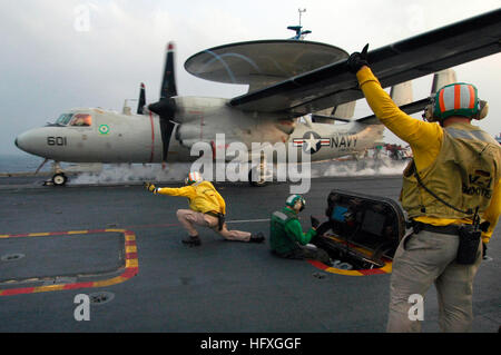 051129-N-8604L-040 Oceano Pacifico (nov. 29, 2005) Ð sparatutto catapulta segnale per avviare un E-2C Hawkeye, assegnato all'ÒLiberty BellsÓ del Carrier Airborne Early Warning Squadron One One cinque (VAW-115), off il ponte di volo della convenzionalmente alimentato portaerei USS Kitty Hawk (CV 63) ciclico durante le operazioni di volo. Kitty Hawk e avviato Carrier aria Wing cinque (CVW-5) stanno attualmente conducendo operazioni nell'Oceano Pacifico occidentale. Stati Uniti Navy foto dal fotografo di Mate Airman Joshua Wayne LeGrand (rilasciato) Navy US 051129-N-8604L-040 catapulta tiratori segnale per avviare un E-2C Hawkeye Foto Stock