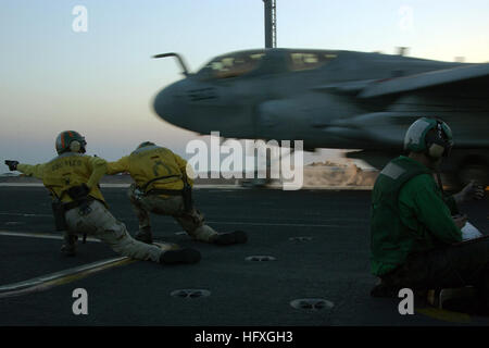 051130-N-0685C-003 Golfo Persico (nov. 30, 2005) Ð sparatutto catapulta Lt. La Cmdr. Molly il boro e il tenente La Cmdr. Michael Murname dare il segnale per il lancio di un EA-6B Prowler, assegnato al 'Shadowhawks' di Attacco Elettronico Squadron uno quattro uno (VAQ-141), durante le operazioni di volo a bordo della Nimitz-class portaerei USS Theodore Roosevelt CVN (71). Roosevelt e avviato Carrier aria Wing otto (CVW-8) sono attualmente in corso su un regolarmente la distribuzione programmata conducendo le operazioni di sicurezza marittima. Stati Uniti Navy foto dal fotografo di Mate Airman Javier Capella (rilasciato) Navy US 051130-N-0685C-003 Foto Stock