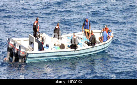 051201-N-5858X-001 Central Mar dei Caraibi (dec. n. 1, 2005) - velisti assegnati per il missile guidato fregata USS Samuel B. Roberts (FFG 58) e la sua avviato U.S. La guardia costiera della Legge di distacco, intercettare una nave sospettata di trasportare merci di contrabbando illegale nella centrale sul Mare dei Caraibi. L'equipaggio della nave e il contrabbando sarà consegnato alle autorità incaricate dell'applicazione della legge negli Stati Uniti. Stati Uniti Foto di Marina (rilasciato) Navy US 051201-N-5858X-001 marinai di intercettare una nave sospettata di trasportare merci di contrabbando illegale nella centrale Mar dei Caraibi Foto Stock