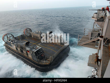 070907-N-5096L-040 Golfo Persico (sett. 7, 2007) - Aviazione Ordnanceman 3rd Class Michael Guidinger, della membrana di Bowman, N.D., mans un 25mm pistola a bordo della USS Bonhomme Richard (LHD 6), come il reparto IT distribuisce Landing Craft Air Cushion (LCAC) 82 dal suo ben coperta. Il Bonhomme Richard Expeditionary Strike gruppo, comprese le navi, LCACs e 2.200 marines del XIII Marine Expeditionary Unit, sta conducendo le operazioni di sicurezza marittima nella Quinta Flotta area di operazioni. Stati Uniti Foto di Marina di Massa lo specialista di comunicazione 2a classe Eric Lopez (rilasciato) Navy US 070907-N-5096L-040 Aviation Ordnanceman terza classe Guid di Michael Foto Stock