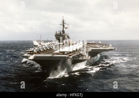 Una porta vista di prua della portaerei USS Constellation (CV-64) in corso. USS Constellation (CV-64) in corso vista di prua Foto Stock