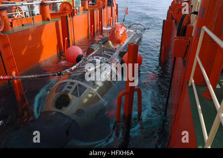 051214-N-1577S-003 Oceano Pacifico (dec. n. 14, 2005) - Federazione Russa Navy delega il suo equipaggio di profonda immersione veicolo di soccorso Mystic (DSRV-1) la condotta di pre-lancio controlli al largo della costa della California del Sud. Il russo ufficiali di marina ha visitato una profonda unità di sommersione (DSU) per osservare il Mystic condurre la formazione di recupero. Stati Uniti Navy foto dal fotografo il compagno di classe 3Timoteo F. Sosa (rilasciato) Navy US 051214-N-1577S-003 - Federazione Russa Navy delega il suo equipaggio di profonda immersione veicolo di soccorso Mystic (DSRV-1) la condotta di pre-lancio controlli al largo della costa della California del Sud Foto Stock