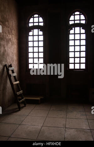 Una scala contro un muro in un vecchio monastero Foto Stock