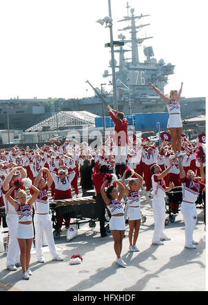 051227-N-5946V-125 San Diego, California (Dec. n. 27, 2005) - Membri dell'Università di Oklahoma "ooners' Marching Band e allegria squad eseguire per i membri dell'equipaggio a bordo della portaerei USS Nimitz CVN (68), durante una vita pacifica di ciotola vacanze pranzo detenute a bordo della nave. Nimitz è attualmente pier lato in corrispondenza del suo homeport sul bordo della stazione navale Isola del nord. Stati Uniti Navy foto dal fotografo di Mate Airman Melissa Vanderwyst (rilasciato) Navy US 051227-N-5946V-125 membri dell'Università di Oklahoma's Foto Stock