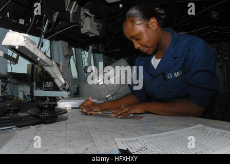 070629-N-7498L-035 Golfo Persico (29 giugno 2007) - Quartermaster marinaio Antonia Mack tenute in virtù di navigazione sul ponte a bordo guidato-missile destroyer USS O'Kane (DDG 77). O'Kane, come parte del John C. Stennis Carrier Strike gruppo, è su una distribuzione programmata a sostegno della guerra globale al terrorismo e operazioni marittime. Stati Uniti Foto di Marina di Massa lo specialista di comunicazione 2a classe Mark Logico (rilasciato) Navy US 070629-N-7498L-035 Quartermaster marinaio Antonia Mack tenute in virtù di navigazione sul ponte a bordo guidato-missile destroyer USS O'Kane (DDG 77) Foto Stock
