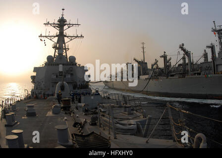 070629-N-7498L-218 Golfo Persico (29 giugno 2007) - Visite-missile destroyer USS O'Kane (DDG 77) conduce a una ricostituzione in mare con Sealift militare il comando rapido supporto di combattimento nave USNS Ponte (T-AOE 10). O'Kane, come parte del John C. Stennis Carrier Strike gruppo, è su una distribuzione programmata a sostegno delle operazioni marittime. Stati Uniti Foto di Marina di Massa lo specialista di comunicazione 2a classe Mark Logico (rilasciato) Navy US 070629-N-7498L-218 guidato-missile destroyer USS O'Kane (DDG 77) conduce a una ricostituzione in mare con Sealift militare il comando rapido supporto di combattimento nave USNS Ponte (T-AOE 10) Foto Stock