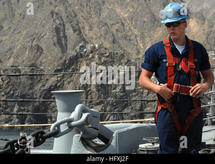 070703-N-7498L-095 Muscat Oman (Luglio 3, 2007) - marinaio Edgar Nicholson si posiziona in prossimità della catena di ancoraggio in preparazione per il mare e i dettagli di ancoraggio come guidato-missile destroyer USS O'Kane (DDG 77) tira in porta. Sea-e-dettaglio di ancoraggio è presidiata durante speciali di ormeggio o di ancoraggio di evoluzioni che coinvolgono l'ancoraggio o gestori di linea. O'Kane, come parte del John C. Stennis Carrier Strike gruppo, è su una distribuzione programmata a sostegno delle operazioni marittime. Operazioni marittime consentono di impostare le condizioni per la sicurezza e la stabilità in ambiente marittimo, nonché integrare la lotta contro il terrorismo e Foto Stock