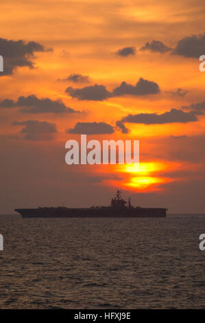 060116-N-4154B-008 Golfo Persico (GEN. 16, 2006) Ð Il Nimitz-class portaerei USS Theodore Roosevelt CVN (71) in corso al tramonto nel Golfo Persico. Roosevelt e avviato Carrier aria Wing otto (CVW-8) sono attualmente su un regolarmente la distribuzione programmata conducendo le operazioni di sicurezza marittima. Stati Uniti Navy Foto di PhotographerÕs Mate 2a classe Matteo Bash (rilasciato) Navy US 060116-N-4154B-008 Il Nimitz-class portaerei USS Theodore Roosevelt CVN (71) in corso al tramonto nel Golfo Persico Foto Stock