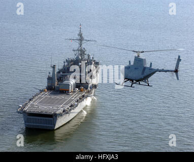 Un RQ-8un incendio Scout decollo ed atterraggio verticali tactical drone sistema si prepara per il primo atterraggio autonomo a bordo il trasporto anfibio dock nave USS Nashville (LPD) 13 Gen 17, 2006. Con una stazione su endurance di oltre quattro ore il fuoco sistema Scout è capace di operazioni in continuo, preveda la copertura a 110 miglia nautiche dal sito di lancio. Utilizzando un payload di base che include elettro-ottico/sensori a infrarossi e di un telemetro a laser /designatore, Fire Scout può trovare e identificare gli obiettivi tattici, via e designare gli obiettivi, fornire in modo preciso target Foto Stock