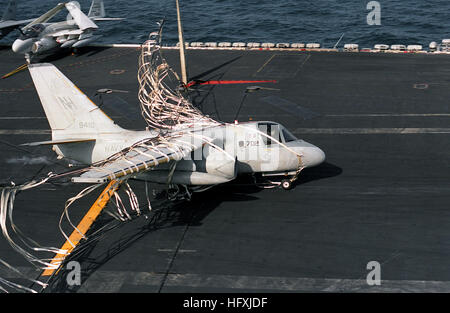 Un aria anti-sommergibile Squadron 29 (VS-29) S-3A Viking catture di aeromobili il crash di barricate e un filo di arresto sul ponte di volo dell'energia nucleare portaerei USS ABRAHAM LINCOLN (CVN-72). Il velivolo non è stato in grado di fare una normale arrestato il ripristino a causa di danni al carrello di atterraggio. La quarta vista in una serie di dieci. US Navy DN-SC-93-04870 S-3A Viking atterraggio di emergenza USS Abraham Lincoln (CVN-72) Foto Stock