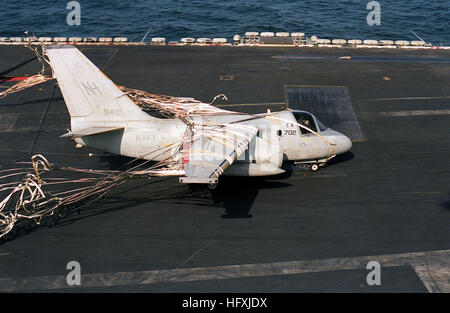 Un Air-Anti-Squadriglia Sommergibili 29 (VS-29) S-3A Viking aeromobile è arrestato dal crash barricate e un filo di arresto sul ponte di volo dell'energia nucleare portaerei USS ABRAHAM LINCOLN (CVN-72). Il velivolo non è stato in grado di fare una normale arrestato il ripristino a causa di danni al carrello di atterraggio. Quinta vista in una serie di dieci. US Navy DN-SC-93-04871 S-3A Viking atterraggio di emergenza USS Abraham Lincoln (CVN-72) Foto Stock