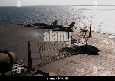 Un-7E Corsair II aeromobili da attaccare Squadron 72 (VA-72) giace impigliate in una barricata dopo un atterraggio di emergenza sulla portaerei USS John F. Kennedy (CV-67). Il pilota ha rilevato un problema con il naso durante la marcia di ritorno da una missione in Iraq durante l'operazione tempesta del deserto. US Navy DN-SC-92-09478 A-7E Corsair II impigliate in una barricata USS John F. Kennedy (CV-67) Foto Stock