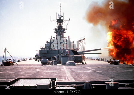 La Corazzata USS WISCONSIN (BB-64) incendi un giro da uno dei Mark 7 16 pollici/50-pistole di calibro nella sua n. 3 la torretta durante l'operazione tempesta del deserto. La nave di destinazione è un iracheno batterie di artiglieria nel sud kuwaitiana. Germogli di Wisconsin Foto Stock