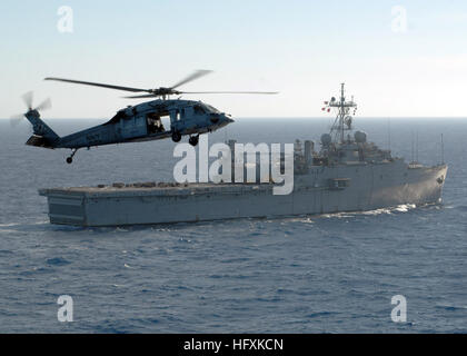 090616-N-3165S-040 MAR MEDITERRANEO (16 giugno 2009) un MH-60B Mare Hawk trasferimenti in elicottero di un pallet di forniture dal multi-purpose Amphibious Assault nave USS Bataan (LHD 5) per il trasporto anfibio dock nave USS Ponce (LPD 15). Bataan sta conducendo le operazioni di sicurezza marittima NEGLI STATI UNITI Sesta flotta area di responsabilità. (U.S. Foto di Marina di Massa lo specialista di comunicazione di terza classe Ryan Steinhour/RILASCIATO) Navy US 090616-N-3165S-040 un MH-60B Mare Hawk trasferimenti in elicottero di un pallet di forniture dal multi-purpose Amphibious Assault nave USS Bataan (LHD 5) al il anfibi Foto Stock