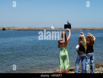 090623-N-1126G-001 San Diego, California (23 giugno 2009) i familiari Wave addio come l'attacco sommergibile USS Topeka (SSN 754) parte del porto di San Diego per una distribuzione programmata all'Oceano Pacifico occidentale. Topeka, comandato dalla Cmdr. Marc Stern, è stato commissionato il 21 ottobre 1989 ed è uno dei sette Los Angeles-classe fast-sottomarini d'attacco assegnato alla Squadriglia Sommergibili 11. Topeka è stato presentato nell'ha rilasciato di recente film, 'Transformers: La vendetta del caduto. " (NEGLI STATI UNITI Foto di Marina con il comando Master Chief Charles Grandin/RILASCIATO) Navy US 090623-N-1126G-001 familiari Wave addio come Foto Stock