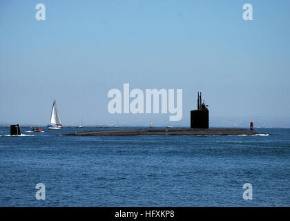 090623-N-1126G-005 San Diego, California (23 giugno 2009) l'attacco sommergibile USS Topeka (SSN 754) parte del porto di San Diego per una distribuzione programmata all'Oceano Pacifico occidentale. Topeka, comandato dalla Cmdr. Marc Stern, è stato commissionato il 21 ottobre 1989 ed è uno dei sette Los Angeles-classe fast-sottomarini d'attacco assegnato alla Squadriglia Sommergibili 11. Topeka è stato presentato nell'ha rilasciato di recente film, 'Transformers: La vendetta del caduto. " (NEGLI STATI UNITI Foto di Marina con il comando Master Chief Charles Grandin/RILASCIATO) Navy US 090623-N-1126G-005 l'attacco sommergibile USS Topeka (SSN 754) parte del porto di San Diego f Foto Stock