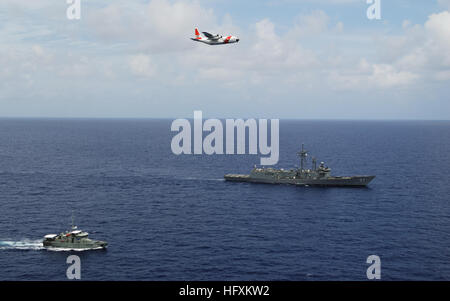 090625-G-0314D-002 OCEANO PACIFICO (25 giugno 2009) UN U.S. La guardia costiera della stazione aria Barbieri punto C-130 equipaggio vola sopra USS Crommelin (FFG 37), homeported nel porto di perla, Hawaii e la FSS indipendenza, una motovedetta da Stati Federati di Micronesia, durante una pattuglia nell'Oceano Pacifico occidentale, Giovedì 25 Giugno, 2009. Sia la guardia costiera e la marina hanno obiettivi condivisi di proteggere i fragili ecosistemi di Oceania nonché applicare leggi marittime in tutto il reciproco aree di responsabilità. (U.S. Coast Guard foto di Sottufficiali di terza classe Michael De Nyse/RILASCIATO) Navy US 090625-G-0314 Foto Stock