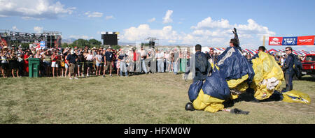 090628-N-5366K-039 Grand Junction, Colo. (28 giugno 2009) Chief Special Warfare operatore (guarnizione) William Davis, assegnato per gli Stati Uniti Navy Parachute Team, il salto delle rane, onde spettatori dopo un salto di dimostrazione durante l apprezzamento militare giorno al paese inceppamento in Grand Junction, Colo. più di 60.000 paese-appassionati di musica hanno partecipato all'evento per beneficiare di un capitolo locale dell'organizzazione non-profit combattenti feriti. Il salto delle rane sono basati in San Diego ed eseguire in varie località in tutto il paese per vetrina di eccellenza della marina e la sensibilizzazione circa la Naval Special Warfare. (U.S. Navy pho Foto Stock