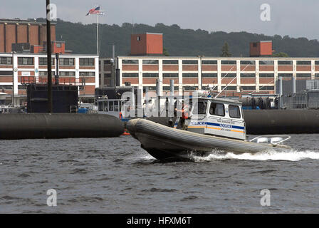 090702-N-9317H-010 Groton, Connecticut. (2 luglio 2009) Master-at-Arms 2a classe Jason Bond mans la M-60 mitragliatrice di una sicurezza Zodiak barca come Master-at-Arms Marinaio Giuseppe Riley manovra l'imbarcazione durante la security watch a sottomarini a Naval base sottomarina di New London. (U.S. Foto della marina da elettricisti Mate 3° di classe Benjamin Holmes/RILASCIATO) Navy US 090702-N-9317H-010 Master-at-Arms 2a classe Jason Bond mans la M-60 mitragliatrice di una sicurezza Zodiak barca come Master-at-Arms Marinaio Giuseppe Riley manovra l'imbarcazione durante la guardia di sicurezza Foto Stock