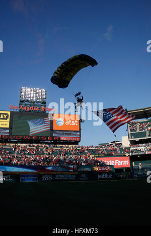 090702-N-5366K-231 Anaheim, California (2 luglio 2009) Chief Special Warfare operatore (guarnizione) William Davis, assegnato per gli Stati Uniti Navy Parachute Team il salto delle rane, Razzi il suo baldacchino mentre battenti una bandiera americana come fa il suo approccio finale a terra durante la cerimonia di apertura di un Anaheim Angels gioco di baseball all'Angel Stadium. Più di 40.000 persone hanno partecipato alla manifestazione e sono stati in grado di incontrare il team dopo le prestazioni. Il salto delle rane sono basati in San Diego ed eseguire in varie località in tutto il paese per vetrina di eccellenza della marina e la sensibilizzazione circa la Naval Special Warfare. (U.S. Na Foto Stock