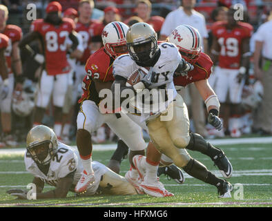 100906-N-9693M-002 BALTIMORE (sett. 6, 2010) DEGLI STATI UNITI Accademia navale indietro slot Gee Gee Greene giunchi contro l'Università del Maryland durante la seconda metà di azione. Le aspiranti guardiamarina lost season opener al Terrapins 17 a 14. (U.S. Navy foto di Damon Mortiz/RILASCIATO) Navy US 100906-N-9693M-002 U.S. Accademia navale indietro slot Gee Gee Greene giunchi contro l'Università del Maryland durante la seconda metà azione Foto Stock