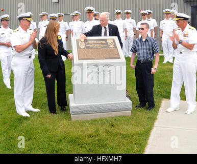 090709-N-8848T-438 NEWPORT, R. I., (9 luglio 2009) Daniel Murphy tocca una lapide dedicata al figlio, U.S. Navy Lt. Michael P. Murphy. Murphy, sua moglie, insieme con il Tenente Murphy's madre Maureen, sinistra, e suo fratello Giovanni, destra, sono stati gli ospiti speciali di onore all inaugurazione del nuovo Lt. Michael Murphy Combat Training Piscina al funzionario comando formazione Newport. Frequentando anche la dedizione e lo scoprimento è stata posteriore Adm. Garry Bonelli, vice comandante, Naval Special Warfare Command, estrema destra e posteriore Adm. Contrassegnare Boensel, commander, Navy Regione Mid-Atlantic, a sinistra. La piscina sarà Foto Stock