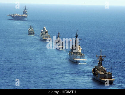 090713-N-9988F-203 OCEANO ATLANTICO (13 luglio 2009) una formazione multinazionale di navi si prepara a venire a fianco della portaerei USS Dwight D. Eisenhower CVN (69) durante un sorpasso ed esercizio di verifica durante una visita di quasi 100 dignitaries dal Consiglio Nord Atlantico. La Eisenhower Carrier Strike gruppo è operativo negli Stati Uniti Sesta flotta area di responsabilità dopo un programmato cinque mesi di distribuzione negli Stati Uniti Quinta Flotta area di responsabilità sostenere l Operazione Enduring Freedom e le operazioni di sicurezza marittima. (U.S. Foto di Marina di Massa lo specialista di comunicazione 2a classe Rafael Figuero Foto Stock