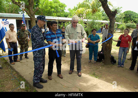 090713-F-7923S-224 CORINTO, Nicaragua (13 luglio 2009) Capt. Thomas M. Negus, continuando promessa 2009 comandante della missione, a sinistra il sindaco di Villanueva, E DEGLI STATI UNITI Ambasciatore in Nicaragua Robert J. Callahan, tagliare il nastro a Villanueva scuola dopo la costruzione del Battaglione unità di manutenzione (CBMU) 202 Seabees completato con successo la ristrutturazione della scuola. Continuando la promessa è un quattro mesi umanitario e assistenza civica missione in America Latina e i Caraibi. (U.S. Air Force foto di Airman 1. Classe Benjamin Stratton/RILASCIATO) Navy US 090713-F-7923S-224 Capt. Thomas M. Negus, C Foto Stock