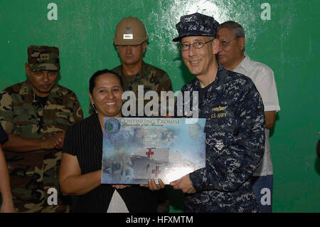 090713-F-7923S-232 CORINTO, Nicaragua (13 luglio 2009) Capt. Thomas M. Negus, continuando promessa 2009 comandante della missione, presenta una placca di missione al preside della scuola di Villanueva ristrutturato dal battaglione di costruzione dell'unità di manutenzione (CBMU) 202 Seabees. Continuando la promessa è un quattro mesi umanitario e assistenza civica missione in America Latina e i Caraibi. (U.S. Air Force foto di Airman 1. Classe Benjamin Stratton/RILASCIATO) Navy US 090713-F-7923S-232 Capt. Thomas M. Negus, continuando promessa 2009 comandante della missione, presenta una placca di missione al principale della villa Foto Stock