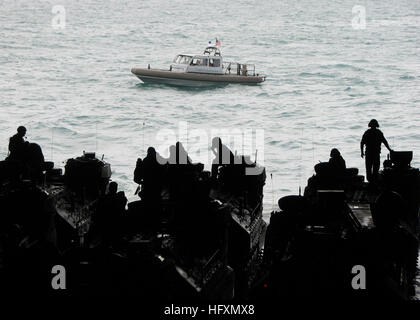 090714-N-7058E-001 GOLFO DI THAILANDIA (14 luglio 2009) una barca di sicurezza passa fuori la poppa del dock landing ship USS harpers Ferry (LSD 49) come Stati Uniti Marines preparano il loro assalto anfibio veicoli per un combinato di sbarco di esercitare con il Royal Thai Navy e Marine Corps. L'esercizio è parte della cooperazione a galla la prontezza e la formazione (Carati) Thailandia 2009. Carato è una serie di accordi bilaterali di esercizi che si svolgono annualmente nel sud-est asiatico per rafforzare le relazioni e migliorare la prontezza operativa delle forze partecipanti. (U.S. Navy foto di Lt. Ed Inizio/RILASCIATO) Navy US 090714-N- Foto Stock