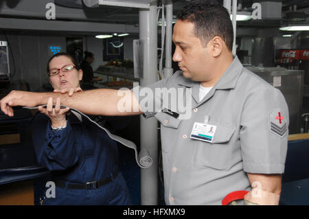 090714-A-1839I-038 RIO DE JANEIRO in Brasile (14 luglio 2009) Ospedale Corpsman 1a classe Elizabeth Gracie dimostra come applicare un braccio stecca durante una prima classe di aiuto dato alla Marina brasiliana i marinai a bordo del dock anfibio sbarco nave USS Oak Hill (LSD 51). Oak Hill partecipa all esercizio del sud della stazione di partenariato '09, un combinato di Naval Amphibious e funzionamento con Oak Hill e forze di marittimi provenienti da Argentina, Brasile, Cile, Perù e Uruguay. Oak Hill è inoltre il supporto di U.S Marine Corps forze multinazionale sud esercizio anfibio Southern Exchange 2009. (Esercito degli Stati Uniti foto di Spc. Foto Stock