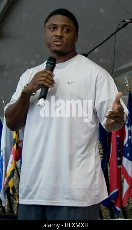 Tutti i-pro National Football League (NFL) running back Warrick Dunn indirizzi di servizio degli Stati Uniti i membri a Bagram Air Base, Afghanistan, 14 luglio 2009, durante il regno di organizzazioni di servizio tour negli Stati Uniti Comando centrale area di operazioni. Il tour è dotato anche di NFL Hall of fame coach Don Shula, attori Bradley Cooper e D.B. Sweeney e personalità dello sport e il modello Leeann Tweeden. (DoD foto di comunicazione di massa Specialist 1a classe Ciad J. McNeeley, U.S. Navy/RILASCIATO) Warrick Dunn a Bagram AB 2009-07-14 Foto Stock