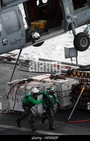 090716-N-9132C-069 Golfo di Oman (16 luglio 2009) Un aircrewman guarda giù da un MH-60S Sea Hawk elicottero assegnato al Blackjack di elicottero di mare squadrone di combattimento (HS) 21 come ammassatore 1a classe Randy Filmore e ammassatore 2a classe Erin re chiaro il pick-up spazio sul ponte di volo della portaerei USS Ronald Reagan (CVN 76) durante un rifornimento in mare con il e i militari di comando Sealift fast combattere la nave appoggio USNS Ranieri (T-AOE 7). Ronald Reagan è distribuito negli Stati Uniti Quinta Flotta area di responsabilità. (U.S. Foto di Marina di Massa Specialista comunicazione marinaio Oliv Foto Stock