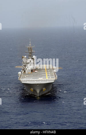 090717-N-0860R-062 MAR DEI CARAIBI (17 luglio 2009) l'assalto anfibio nave USS Makin Island (LHD 8) transita il Mar dei Caraibi. Makin Island defunti Pascagoula, Miss., 10 Luglio ed è attualmente circumnavigando il Sud America attraverso lo Stretto di Magellano al suo nuovo homeport di San Diego. Durante il suo transito, la nave effettuerà visite porta in Brasile, Cile e Perù. Makin Island è l'ultimo assalto anfibio nave costruita in LHD-1 Wasp-classe, ma la prima della classe costruita con motori a turbina a gas e un dispositivo di azionamento elettrico. La nave è programmato per essere commissionato in ottobre. (U.S. Foto di Marina b Foto Stock