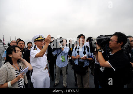 090721-N-3262C-113 YOKOHAMA, Giappone (21 luglio 2009) della Cmdr. Jeffrey J. Kim, comandante della guidato-missile destroyer USS John S. McCain (DDG 56), spiega la nave di capacità per i membri dei supporti in giapponese durante un tour della nave. S. John McCain ha fatto il transito da Yokosuka a Yokohama, Giappone come il primo-mai U.S. Nave della marina americana per partecipare alla celebrazione annuale del porto di Yokohama l'apertura. La festa di quest'anno segna il centocinquantesimo anniversario della porta aperta. (U.S. Foto di Marina di Massa lo specialista di comunicazione 2a classe Josh Cassatt/RILASCIATO) Navy US 090721-N-3262C-1 Foto Stock