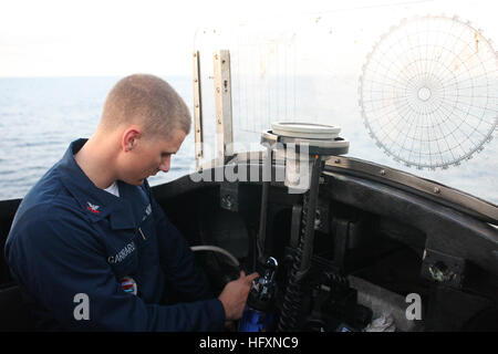 090723-N-1255R-035 OCEANO ATLANTICO (Luglio 23, 2009) Yeoman 2a classe James Garrard, assegnato all'equipaggio di blu delle visite-missile submarine USS Georgia (SSGN 729), trivelle il ponte dopo la spianatura. La Georgia è homeported in Kings Bay, Ga., ed è in preparazione per la sua distribuzione maiden poiché la conversione da un missile balistico sottomarino guidato un missile sottomarino. (U.S. Navy foto di Lt. Rebecca Rebarich/RILASCIATO) Navy US 090723-N-1255R-035 Yeoman 2a classe James Garrard, assegnato all'equipaggio di blu delle visite-missile submarine USS Georgia (SSGN 729), trivelle il ponte dopo la rifinitura Foto Stock