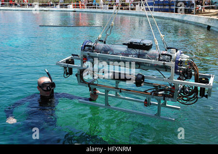 090731-N-1580K-837 SAN DIEGO (Luglio 31, 2009) Navy Diver 1a classe Michael Taylor da Atlantic City, N.J., monitora un unmanned piattaforma robotica durante lo spazio e il Navy Warfare Systems (Comando) SPAWAR Systems Center Pacific underwater robotica autonoma la concorrenza per gli studenti ingegneri presso la sua piscina TRANSDEC, una unica struttura di ricerca su Point Loma, California Trenta squadre che rappresentano vari collegi negli Stati Uniti, Canada, Giappone, Corea e India, insieme con due high school team sono in competizione per gli onori nel dodicesimo in esecuzione annuale del concorso 31 LUGLIO-AGOSTO 2. (U.S. Foto della marina da Ma Foto Stock